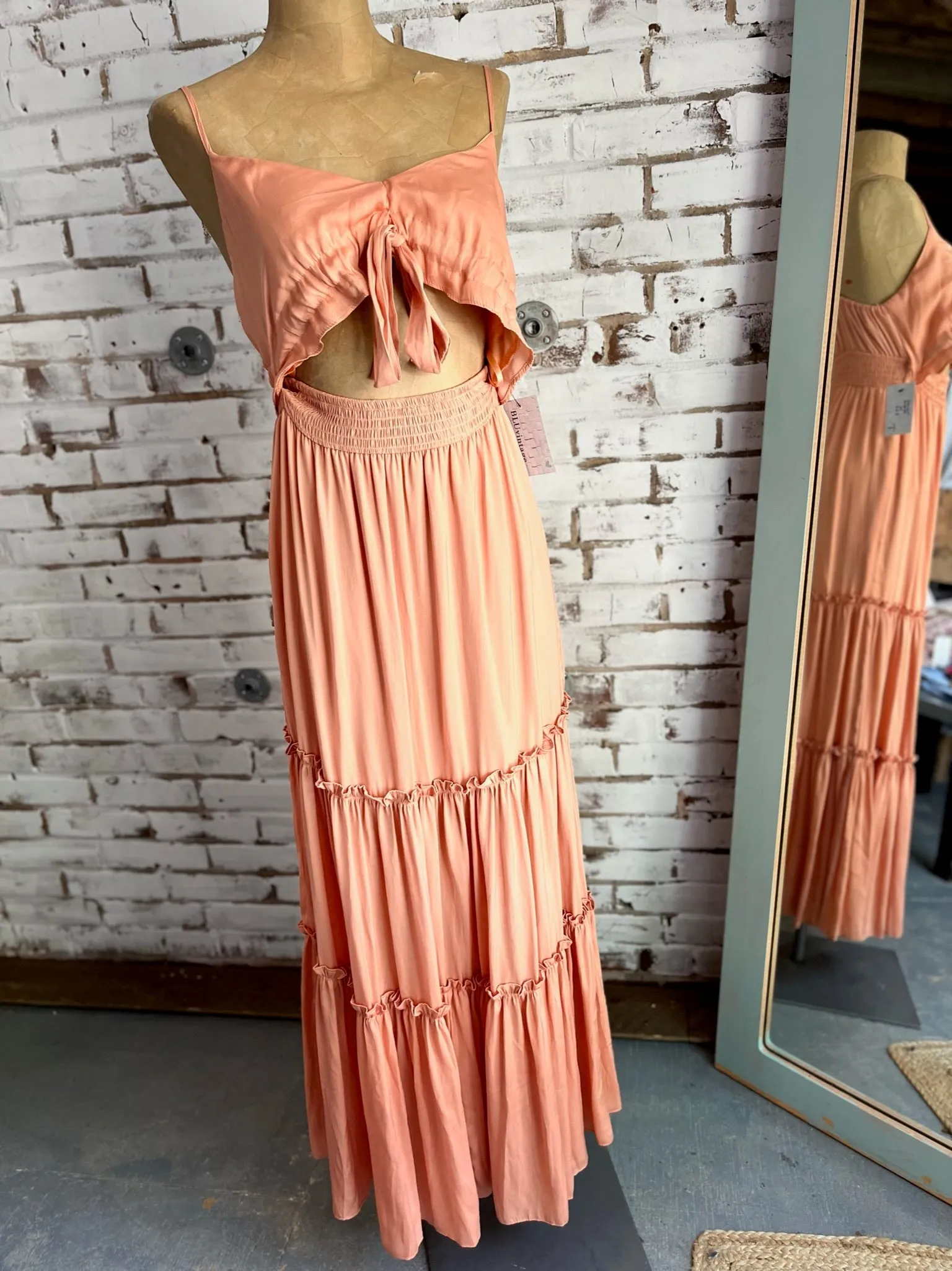 Julian Keyhole Dress in Peach